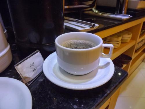 una taza de café en un plato en un mostrador en Hotel Villa Rica, en Río de Janeiro