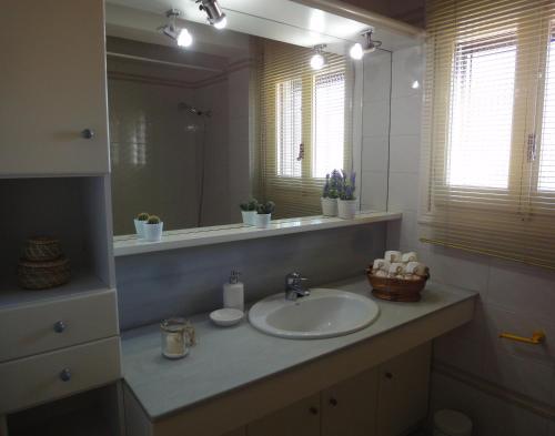 a bathroom with a sink and a mirror at CASA AGUILAR in Castelserás
