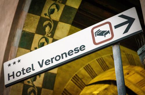 Hotel Veroneseに飾ってある許可証、賞状、看板またはその他の書類
