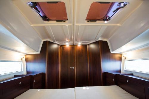 Posteľ alebo postele v izbe v ubytovaní Jacht motorowy Platinum 989 Flybridge