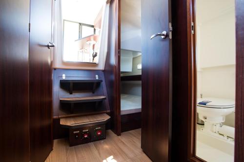 a small bathroom with a toilet and a sink at Jacht motorowy Platinum 989 Flybridge in Wilkasy