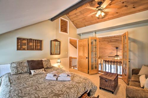 En eller flere senge i et værelse på Updated Loon Townhome with Mtn Views and Ski Shuttle!