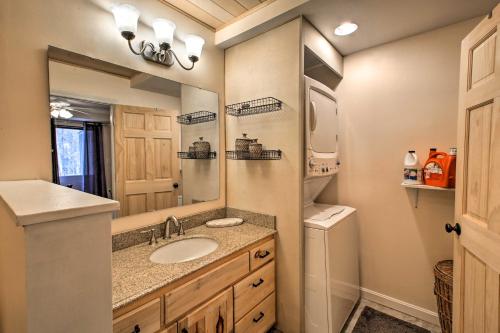 Kúpeľňa v ubytovaní Updated Loon Townhome with Mtn Views and Ski Shuttle!