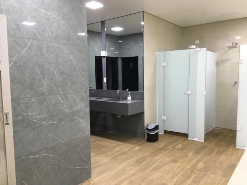 un baño con lavabo y espejo en Apart-Hotel Cavalinho Branco (311 e 409 ), en Águas de Lindóia