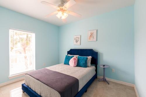 Posteľ alebo postele v izbe v ubytovaní Blue Dolphin