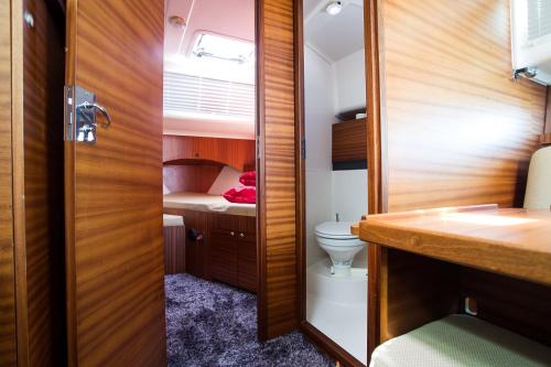 Postel nebo postele na pokoji v ubytování Jacht motorowy Nautika 1000