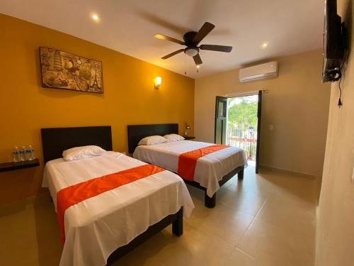 1 dormitorio con 2 camas y ventilador de techo en Los Candiles, en Valladolid