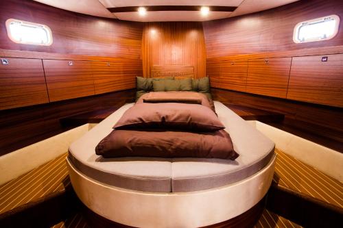 a large room with two beds in a boat at Jacht motorowy Nautiner 40.2 in Wilkasy