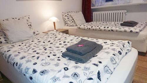 デルメンホルストにあるPension Zum Burggrafenのベッドルーム1室(青と白のシーツが備わるベッド2台付)