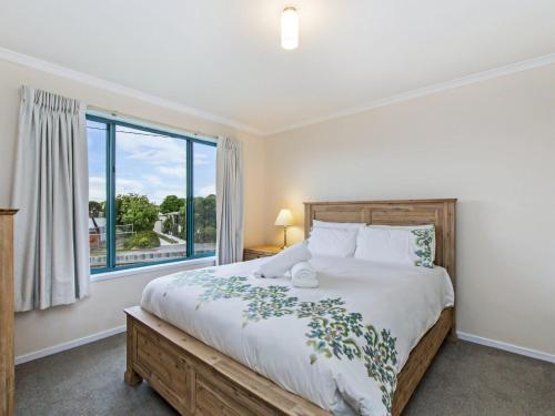 Un dormitorio con una cama grande y una ventana en Matilda 2 Crowe Street, en Port Fairy