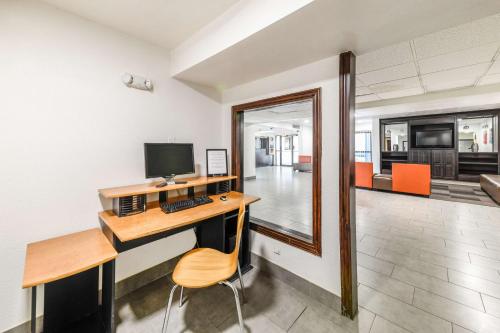 Kuchyň nebo kuchyňský kout v ubytování Motel 6-Lewisville, TX - Medical City