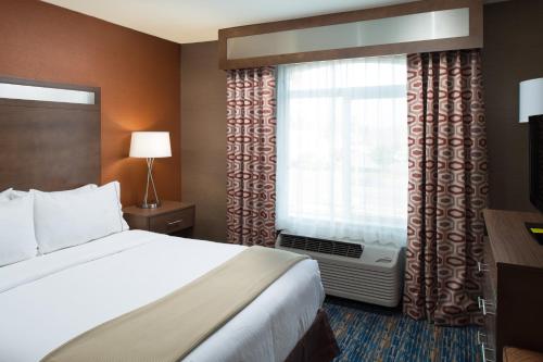 Кровать или кровати в номере Holiday Inn Express Rocklin - Galleria Area, an IHG Hotel