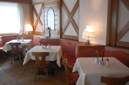ヘルマゴルにあるPension Marienhofの窓のあるレストラン(テーブル2台、椅子付)