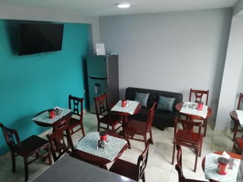 un comedor con mesas y sillas y un sofá en Hotel Real Chimbote, en Chimbote