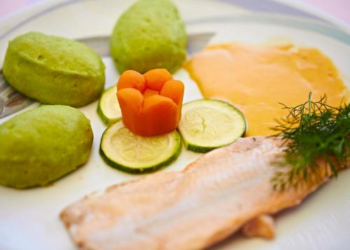 Makanan di atau berdekatan hotel