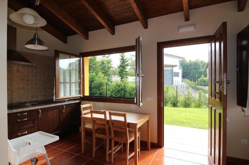 uma cozinha com mesa e cadeiras e uma janela em Apartamentos Rurales Senda Costera em Hontoria