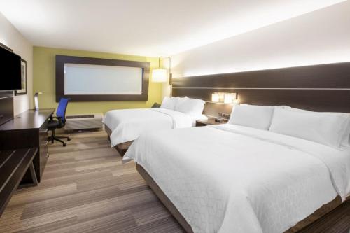 サンノゼにあるHoliday Inn Express & Suites - San Jose Airport, an IHG Hotelのベッド2台、薄型テレビが備わるホテルルームです。