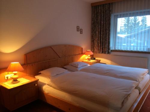 Postel nebo postele na pokoji v ubytování Hotel Garni Senn