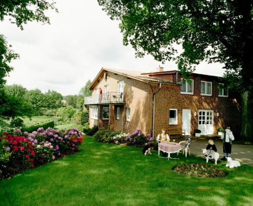 a group of people in the yard of a house at Studtmann's Gasthof in Egestorf