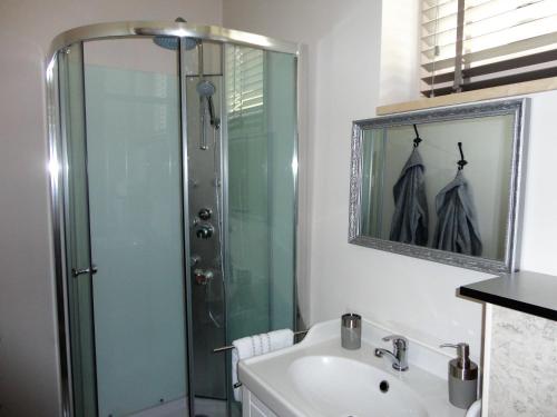 La salle de bains est pourvue d'une douche et d'un lavabo. dans l'établissement Gastsuite in Valkenburg aan de Geul, à Fauquemont