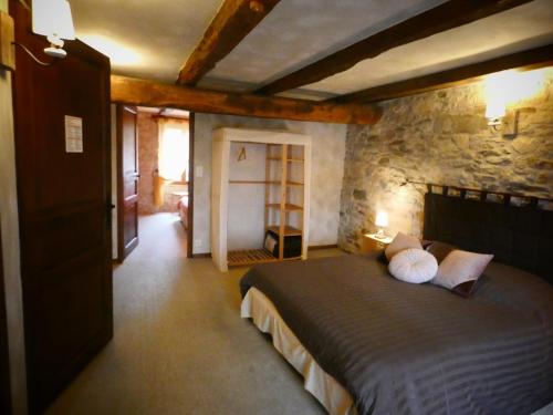 Un pat sau paturi într-o cameră la Auberge du Lac