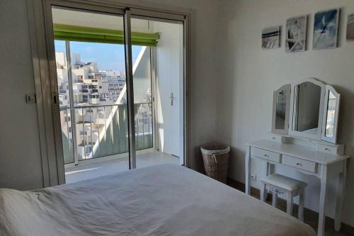 une chambre avec un lit et une fenêtre avec vue dans l'établissement LE MARADIVA - P3 vue imprenable mer-garage - plages, à La Grande Motte