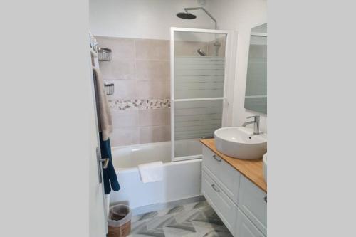 a bathroom with a tub and a sink and a shower at LE MARADIVA - P3 vue imprenable mer-garage - plages in La Grande-Motte