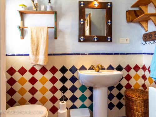 a bathroom with a sink and a mirror at Casa maria la conejera in Nigüelas