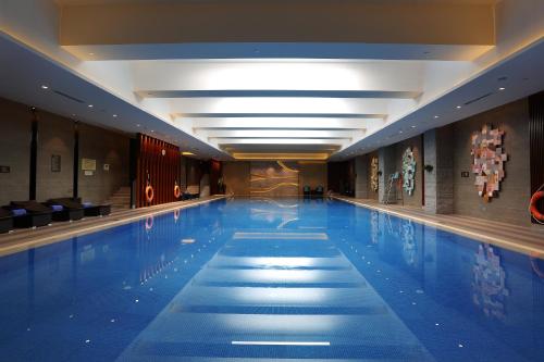 Bazén v ubytování HUALUXE Yangjiang City Center, an IHG Hotel nebo v jeho okolí