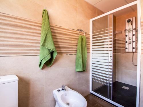 La salle de bains est pourvue de toilettes, d'un lavabo et d'une douche. dans l'établissement Villa flor, à Padul