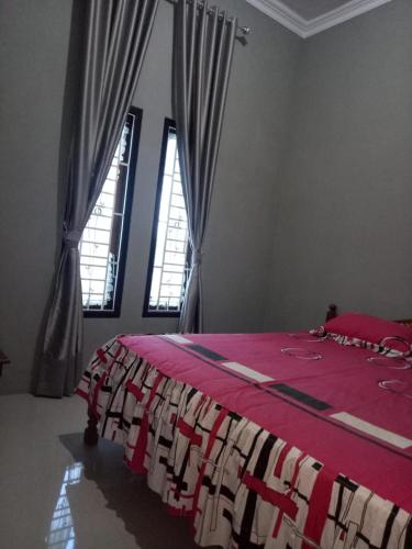 Katil atau katil-katil dalam bilik di Villa SINGGALANG Syariah