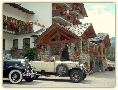 an old car parked in front of a building at Hotel Beau Sejour in Etroubles