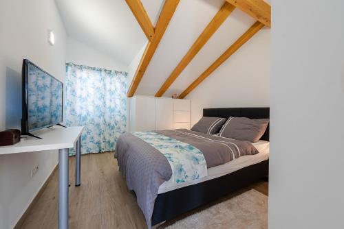 Una cama o camas en una habitación de Villa Charm