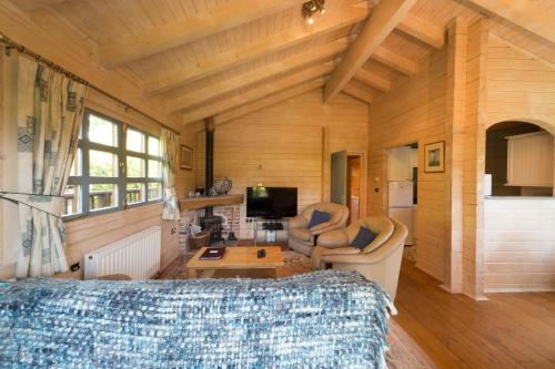 Μια τηλεόραση ή/και κέντρο ψυχαγωγίας στο Cherry Log Cabin