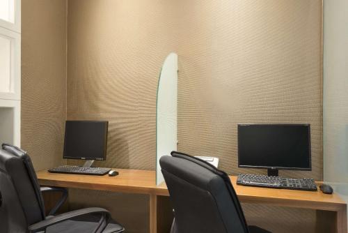 Howard Johnson by Wyndham Abu Dhabi Downtownにあるテレビまたはエンターテインメントセンター