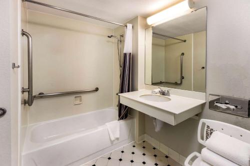 La salle de bains est pourvue d'un lavabo, d'une baignoire et de toilettes. dans l'établissement La Quinta Inn by Wyndham Albuquerque Northeast, à Albuquerque