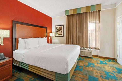 Ένα ή περισσότερα κρεβάτια σε δωμάτιο στο La Quinta by Wyndham Albuquerque West