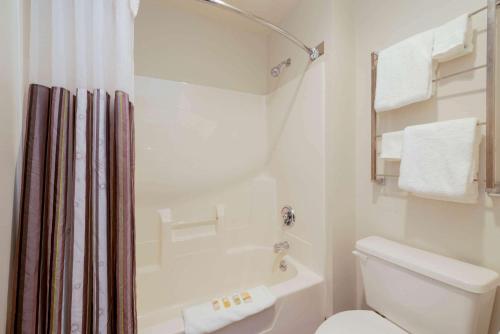 Ett badrum på La Quinta by Wyndham Cleveland Macedonia