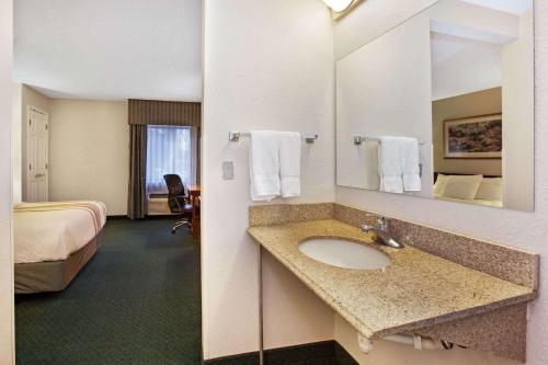 Kúpeľňa v ubytovaní La Quinta Inn by Wyndham Detroit Canton