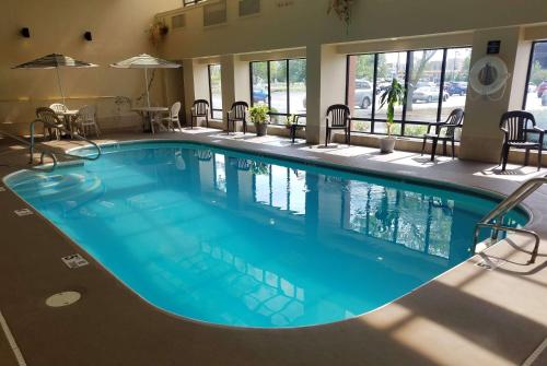 Swimming pool sa o malapit sa Extended Stay America Suites Springfield