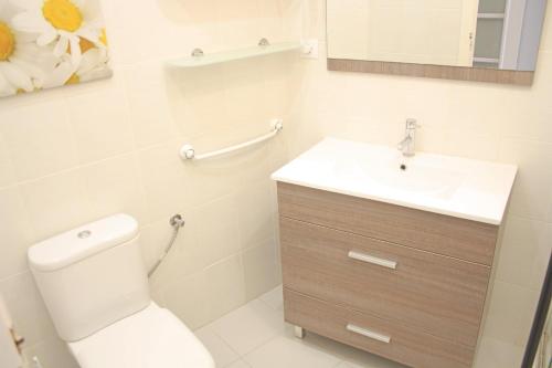 Kúpeľňa v ubytovaní Sol Daurat seafront apartment