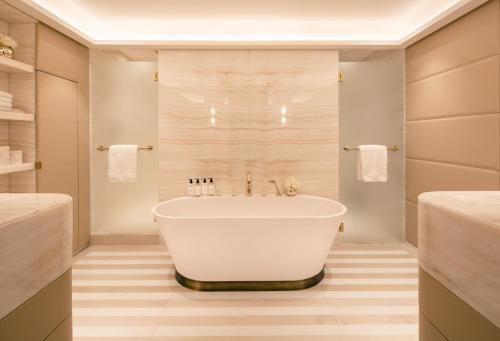 Four Seasons Hotel London at Park Lane Image