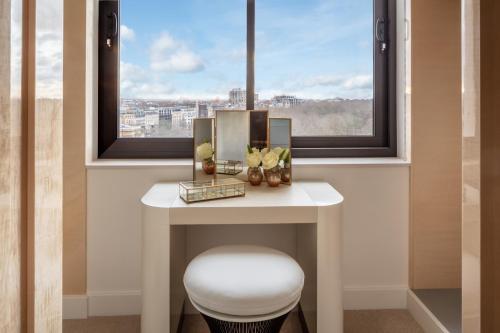 Four Seasons Hotel London at Park Lane Image