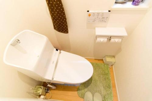 a bathroom with a white toilet in a room at CuteFamilyHouse! 3LDK 6minShinjuku 3minJRsta Cozy,Fun,Bright! KidsFree Under6yrs in Tokyo
