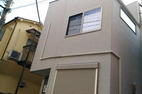 a building with a window on the side of it at CuteFamilyHouse! 3LDK 6minShinjuku 3minJRsta Cozy,Fun,Bright! KidsFree Under6yrs in Tokyo