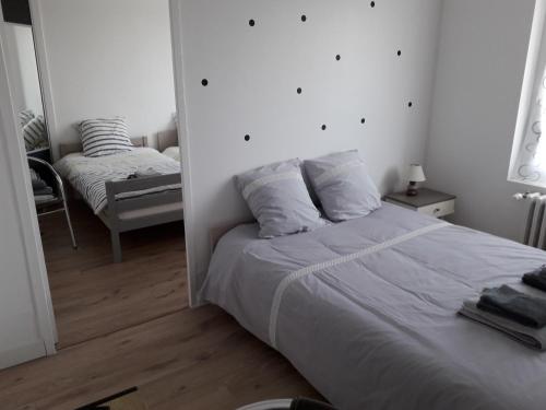Savigny-LévescaultにあるLe Cortoの白いベッドルーム(ベッド1台、椅子付)