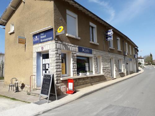 um edifício ao lado de uma rua em Le Corto em Savigny-Lévescault