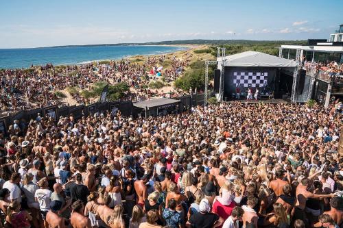 a large crowd of people at a concert on the beach at Hotel Tylösand in Tylösand