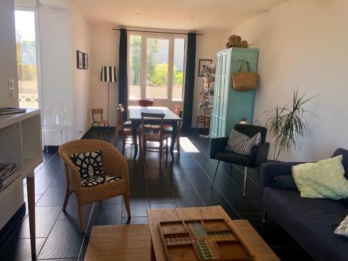 un salon avec un canapé et une table dans l'établissement Villa Liluda, à Barneville-Carteret