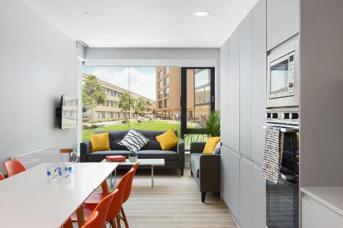 ダブリンにあるHighfield House Apartmentsのソファとテーブルのあるリビングルーム
